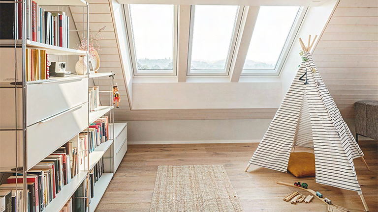 Lichtgeflutetes Kinderzimmer mit drei Designo Heat i8 Comfort-Dachfenster